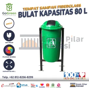 Tempat sampah fiberglass single kapasitas 80 liter warna hijau dengan tiang besi, cocok untuk outdoor, anti pecah, tahan cuaca, dan bisa custom logo instansi.